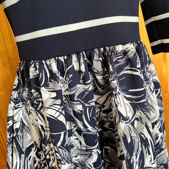 Dress Barn 10 Navy Blue Gray Ehite Stripe Floral Knee Length Dress Modest - Picture 4 of 10